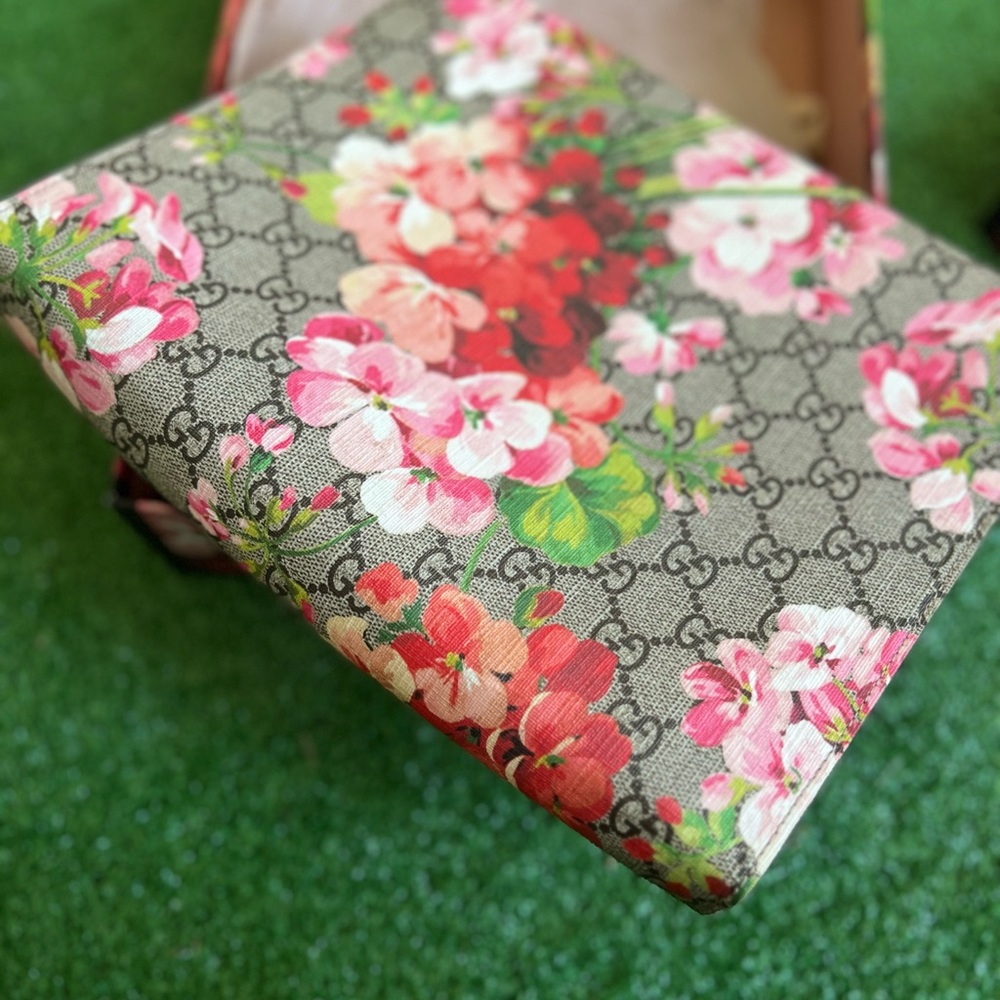 GG Supreme Monogram Blooms Large Clutch Beige Multicolor Dry Rose